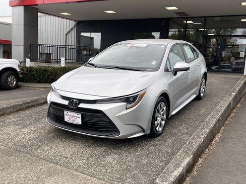 Certified 2025 Toyota Corolla LE FWD image 3