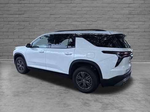 Used 2025 Chevrolet Traverse LT FWD image 6