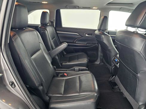 Used 2018 Toyota Highlander Limited FWD image 12