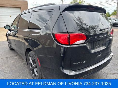 Used 2018 Chrysler Pacifica Touring-L w/ Premium Audio Group FWD image 2