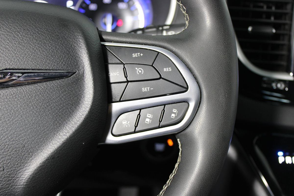 Used 2025 Chrysler Pacifica Select FWD image 11