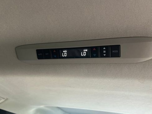 Used 2025 Toyota Sienna XLE FWD image 32