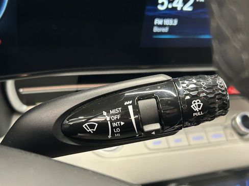 Used 2025 Hyundai Elantra Limited image 24