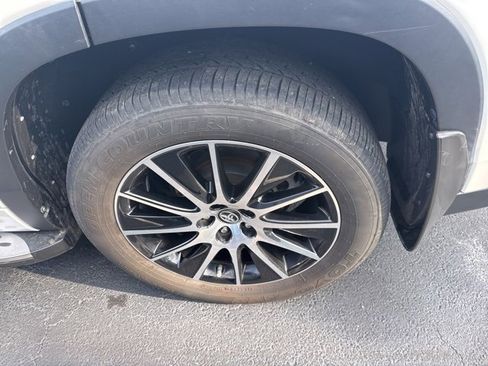 Used 2017 Toyota Highlander XLE image 10