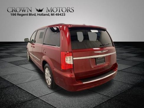 Used 2013 Chrysler Town & Country Touring image 4