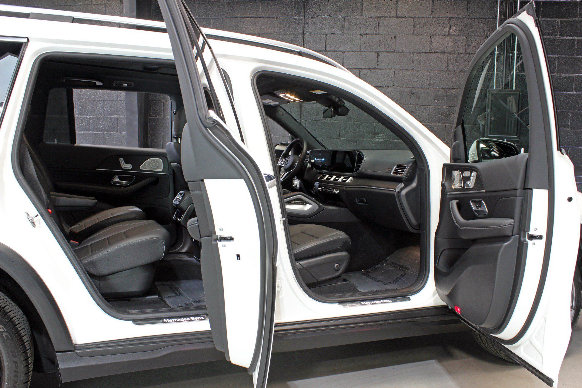 Used 2023 Mercedes-Benz GLS 450 4MATIC image 33