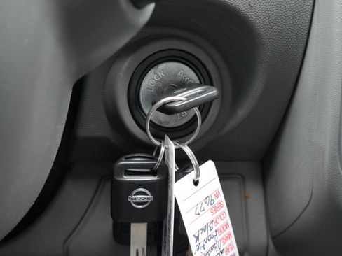 Used 2017 Nissan Frontier SV w/ Moonroof Package image 8