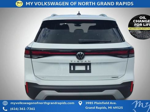 Used 2025 Volkswagen Tiguan SE AWD/4WD image 7