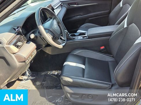 Used 2025 Toyota Camry SE image 13