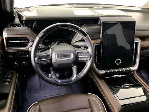 Used 2025 GMC Yukon Denali Ultimate AWD/4WD image 3