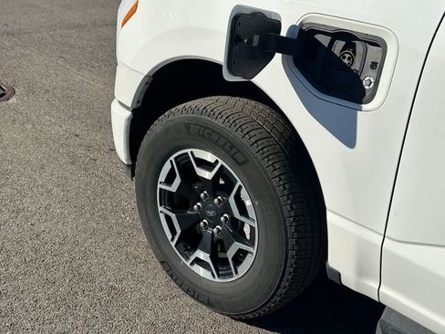 Used 2022 Ford F150 Lightning XLT image 9