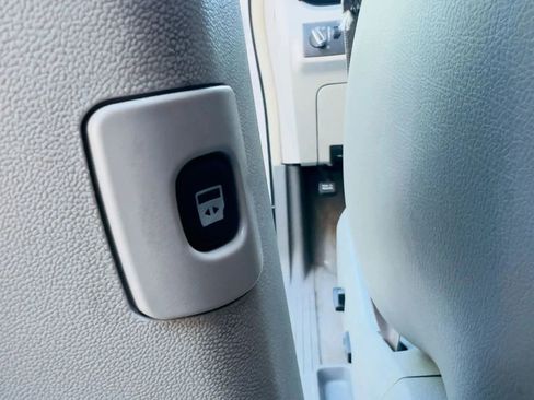 Used 2014 Volkswagen Routan SE FWD image 32