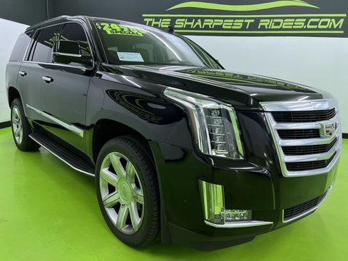 Used 2017 Cadillac Escalade Luxury AWD/4WD image 2