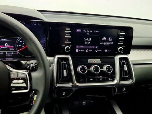 Used 2023 Kia Sorento LX image 17