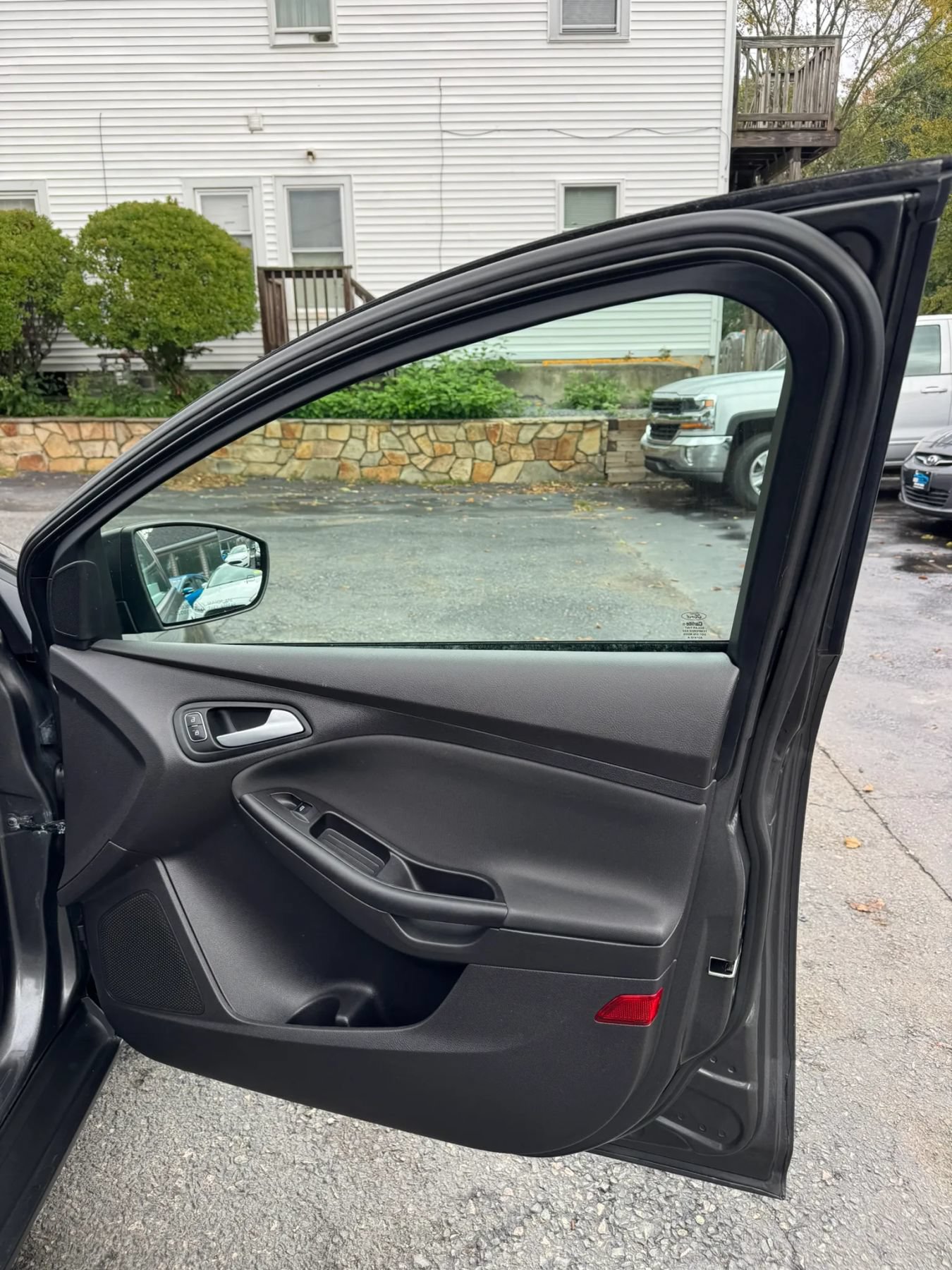 Used 2015 Ford Focus SE w/ SE Cold Weather Package FWD image 31