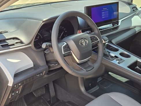 Used 2026 Toyota Sienna XLE FWD image 10