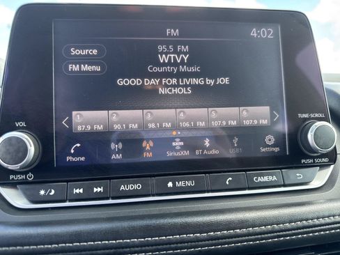 Used 2025 Nissan Rogue SV FWD image 25