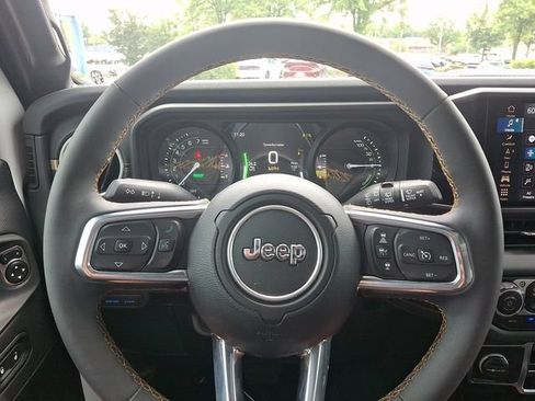 Used 2024 Jeep Wrangler Unlimited Sahara w/ Technology Group AWD/4WD image 23