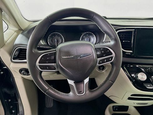 Used 2023 Chrysler Pacifica Touring-L image 12