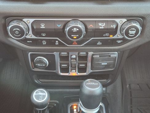 Used 2025 Jeep Gladiator Sport AWD/4WD image 19