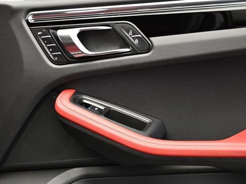 Used 2025 Porsche Macan image 48