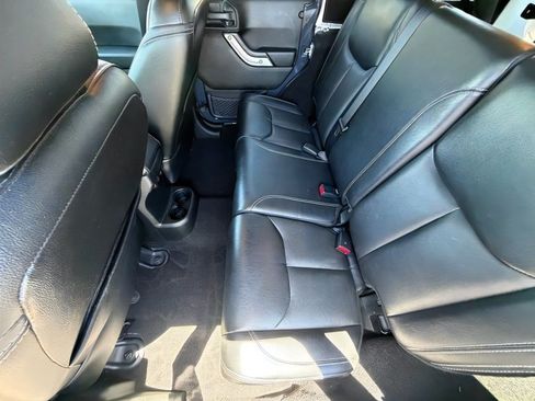 Used 2016 Jeep Wrangler Unlimited Rubicon AWD/4WD image 12