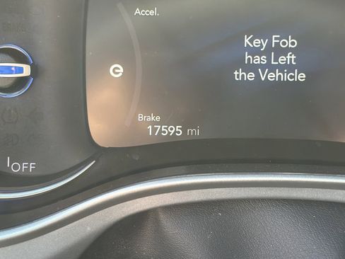 Used 2024 Chrysler Pacifica Limited FWD image 31