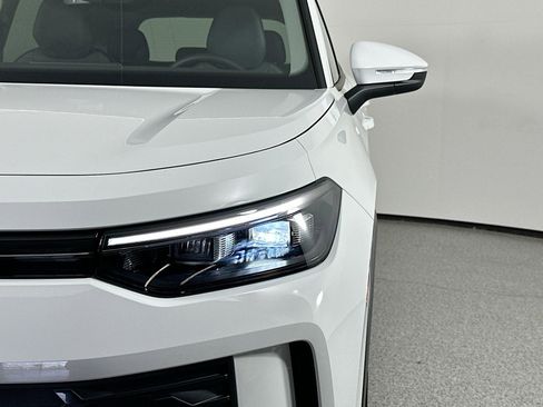 New 2025 Volkswagen Tiguan SE image 7