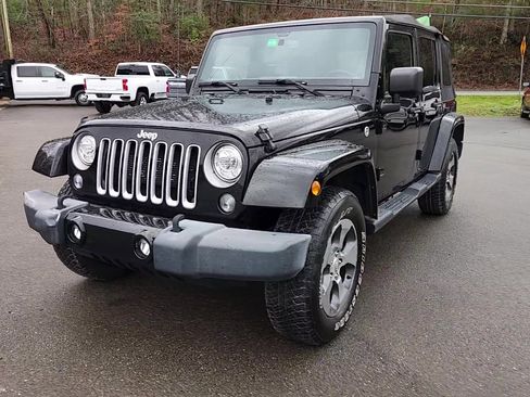 Used 2017 Jeep Wrangler Unlimited Sahara w/ Connectivity Group image 11