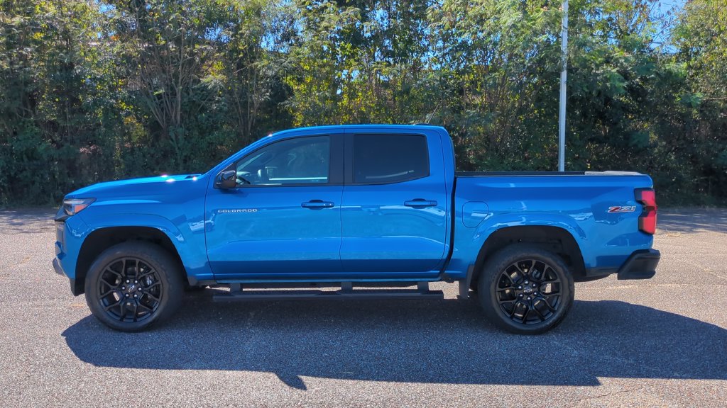 Used 2024 Chevrolet Colorado Z71 w/ LPO, Dark Essentials Package AWD/4WD image 8