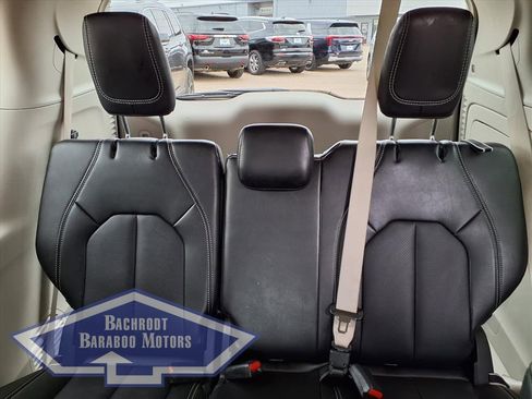 Used 2024 Chrysler Pacifica Select image 18