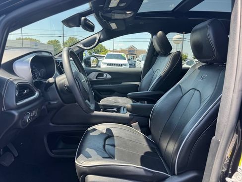 Used 2025 Chrysler Pacifica Limited FWD image 5