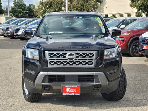 Used 2023 Nissan Frontier SV image 3