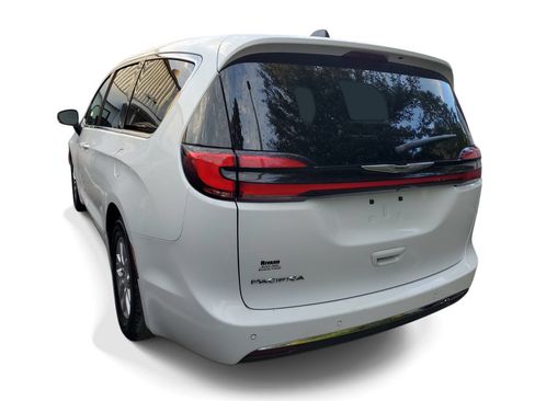Used 2024 Chrysler Pacifica Touring-L FWD image 3