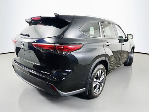 Used 2023 Toyota Highlander XLE image 7