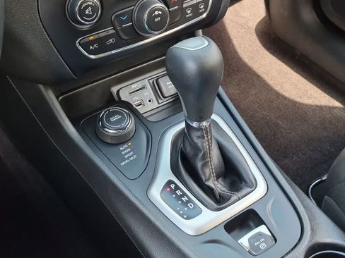 Used 2018 Jeep Cherokee Latitude Plus AWD/4WD image 30