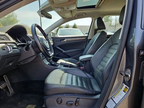 Used 2018 Volkswagen Passat 2.0T SEL Premium image 13