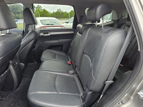 Used 2009 Kia Borrego LX w/ Convenience Pkg AWD/4WD image 4