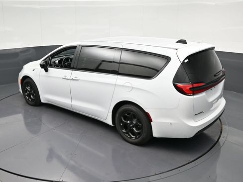 Used 2024 Chrysler Pacifica Limited FWD image 21