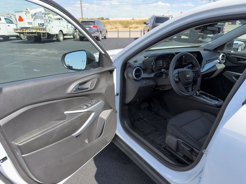 Used 2026 Chevrolet Trax LS FWD image 10