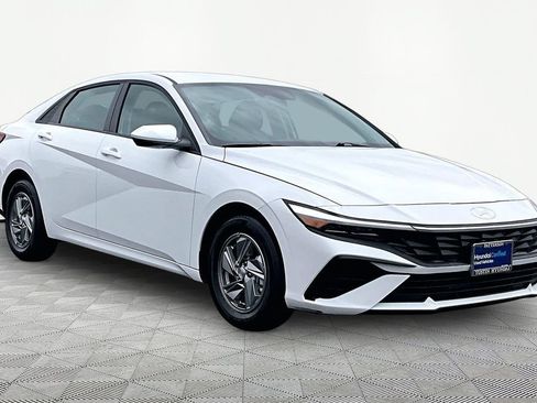 Certified 2025 Hyundai Elantra SE FWD image 5