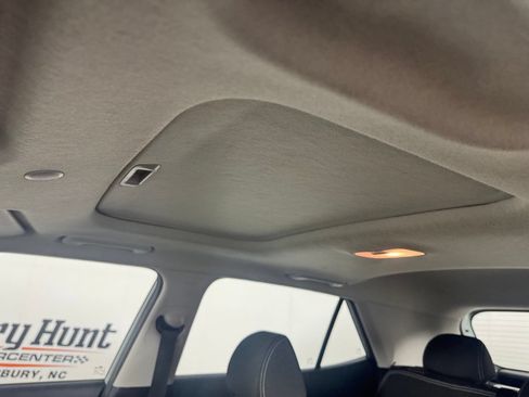 Used 2025 Hyundai Venue SEL FWD image 17