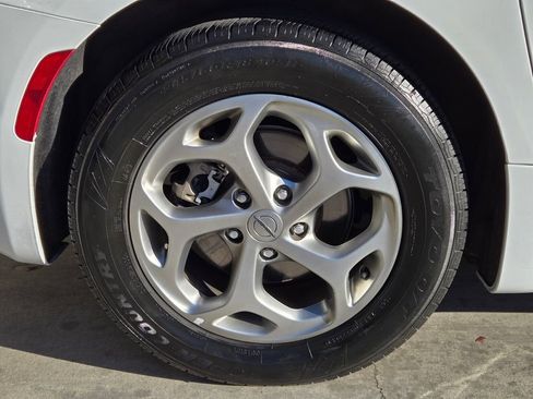 Used 2022 Chrysler Pacifica Limited image 8