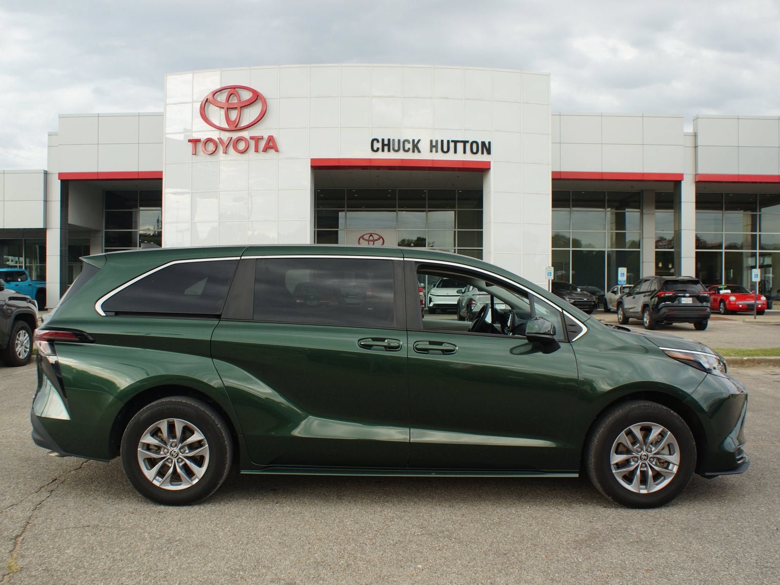 Used 2024 Toyota Sienna LE FWD image 1