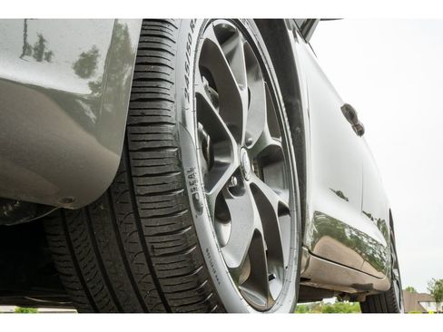 Used 2025 Chrysler Pacifica Limited FWD image 9