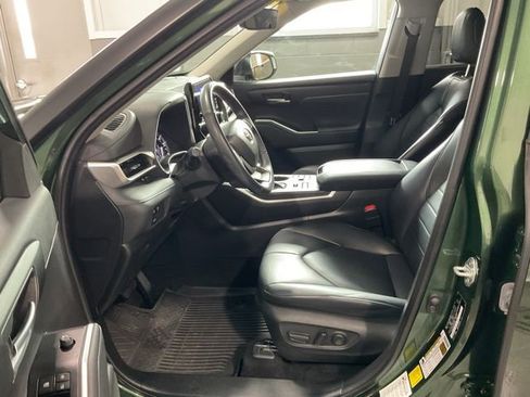 Used 2023 Toyota Highlander XLE image 10