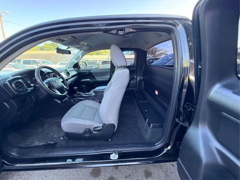 Used 2017 Toyota Tacoma SR image 10