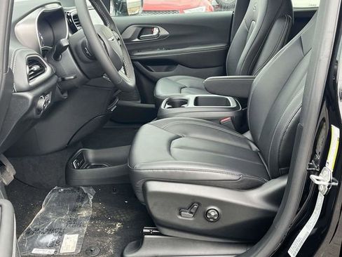New 2026 Chrysler Pacifica Select w/ S Appearance Package FWD image 10
