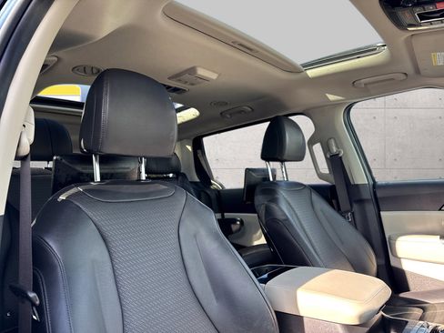 Used 2024 Kia Carnival SX Prestige image 7