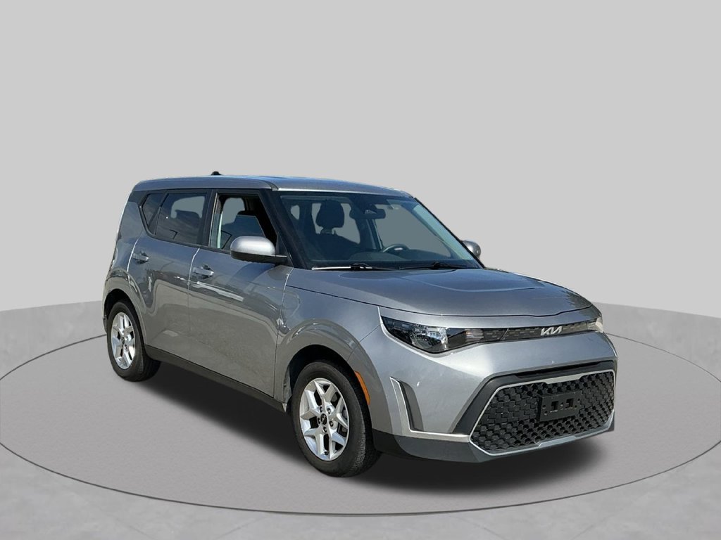 Used 2025 Kia Soul LX w/ LX Technology Package FWD image 14